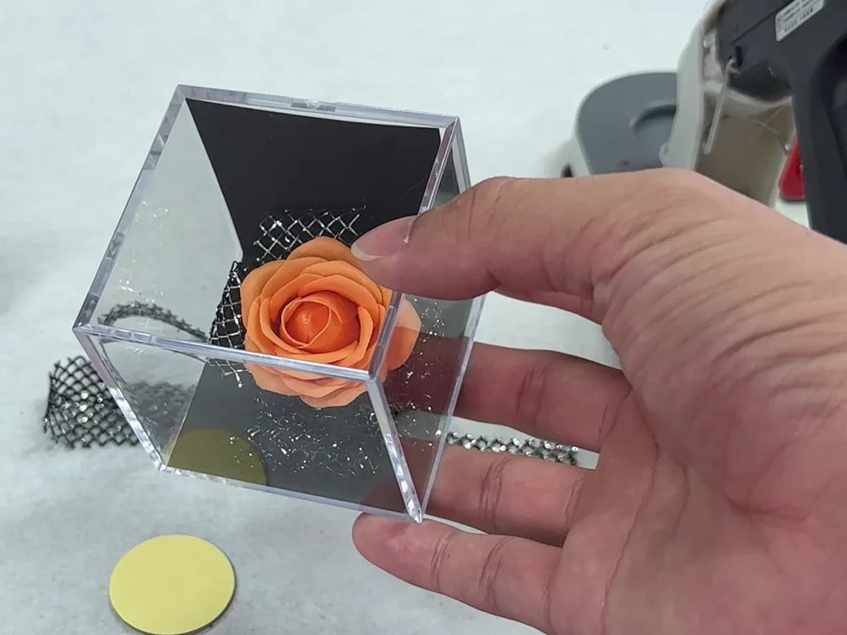 オレンジのソープフラワーを透明なミノルキューブに飾った完成例